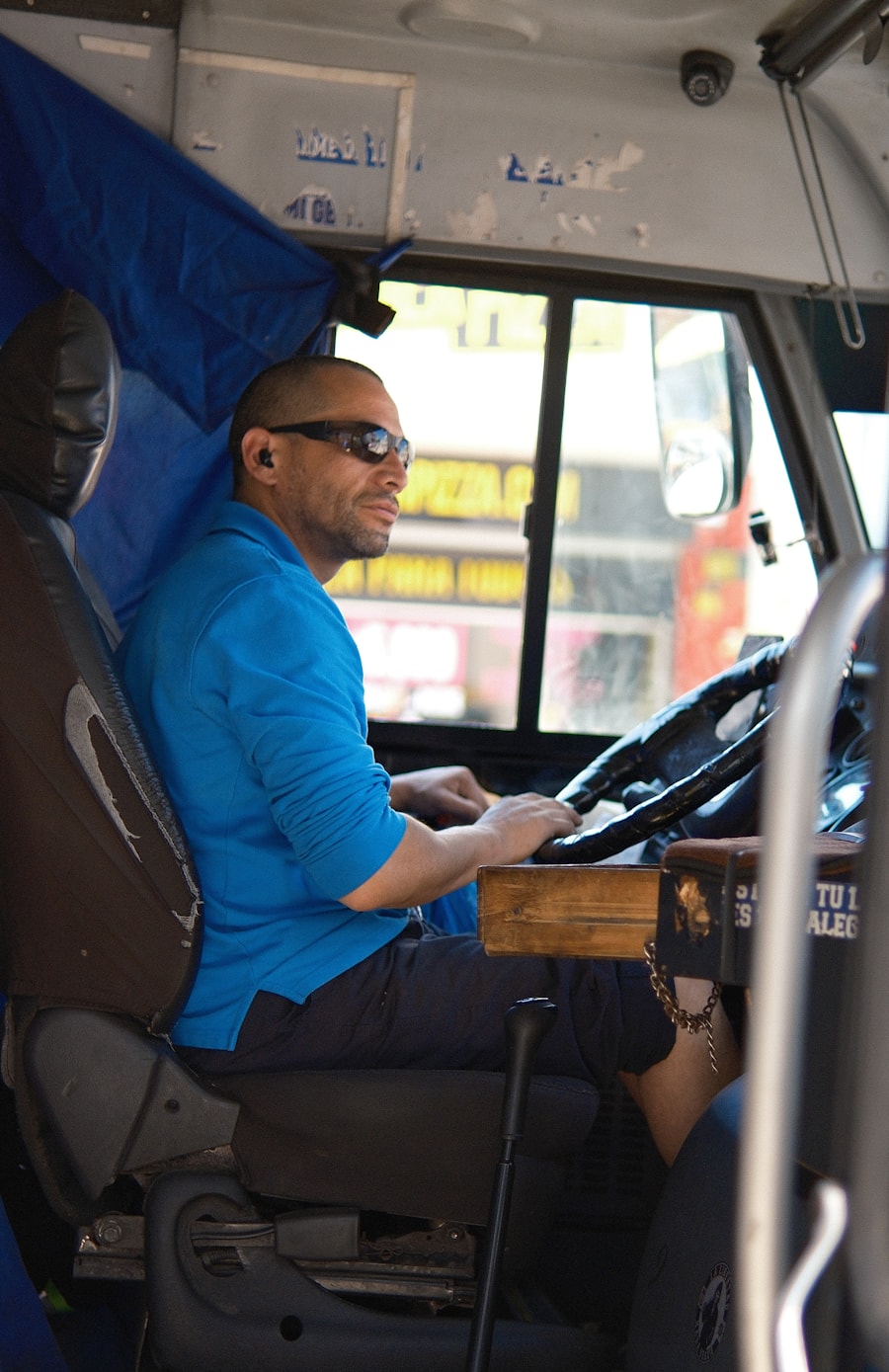 Conductor de bus en jornada activa compartiendo ubicación